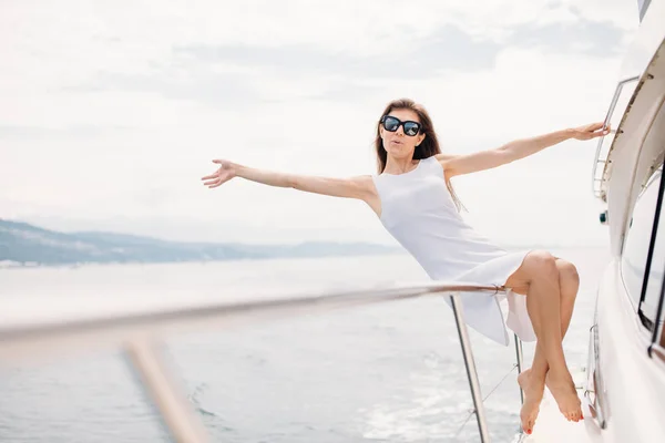 Giovane donna sexy sul suo yacht privato al tramonto — Foto Stock