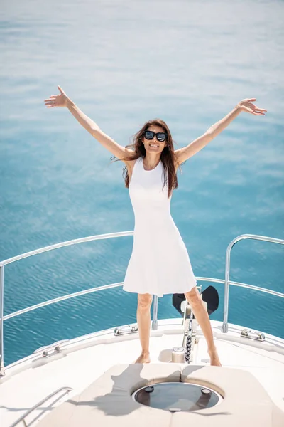 Modelo femenino caucásico en gafas posando en velero de lujo —  Fotos de Stock