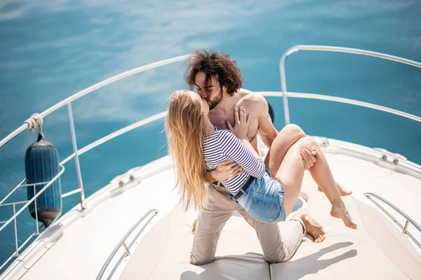 Passionate lovers dancing on bow of deck while sailing on yacht. — Stock Photo, Image
