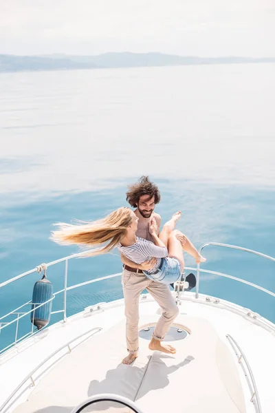 Hot dating liefhebbers op de luxe boot in open zee in de zomer. — Stockfoto