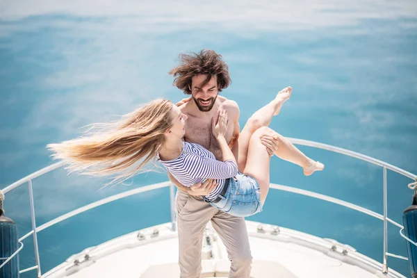 Hot dating lovers on the luxury boat in open sea in summer. — Stock Photo, Image