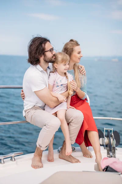 Pai, mãe e filha navegando no iate no mar — Fotografia de Stock