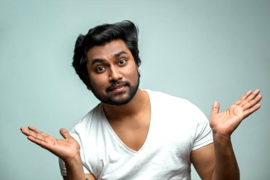 Clueless Hint hoş erkek göz karışık.