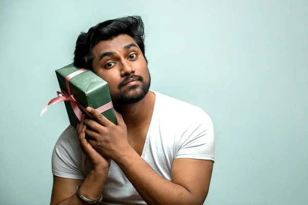 Estudiante indio usando caja como una almohada — Foto de Stock