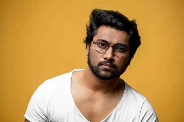 Kluger angenehmer indischer Mann mit runder Brille — Stockfoto
