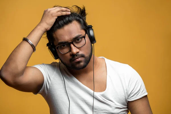 Primer plano retrato de stylisg hipster indio en los auriculares — Foto de Stock