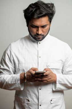 Hintli erkek hemşire işyeri telefon görüşmesi yapma