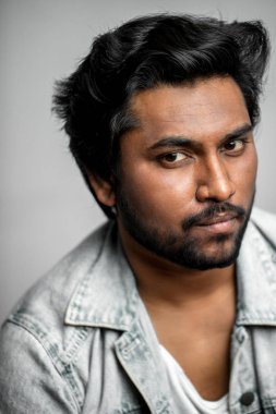 güzel görünümü ile ünlü Hintli aktör. kırpılmış