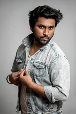 yakışıklı adam denim ceket giyiyor