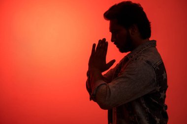 yoga günbatımı yapan Hintli adam yan görünüm portre kadar kapatın