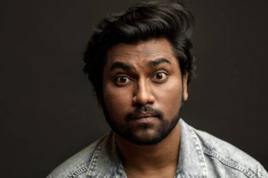 şaşırtıcı yüzü olan adam