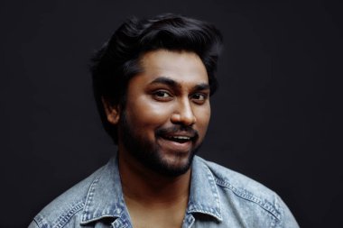 kameraya bakarak denim ceket Hint modeli