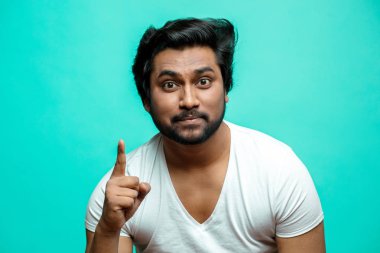 parmağını itaatsiz çocuklarına gösterilen Genç Hintli Pe ders öğretmen