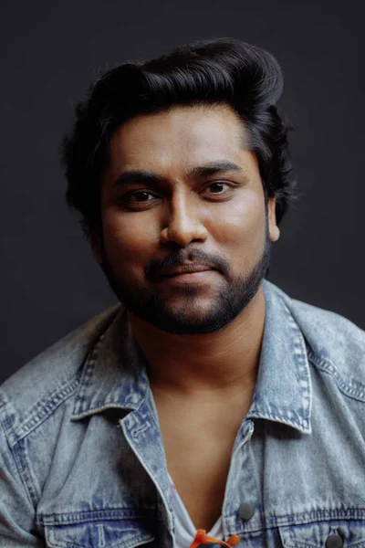 Портрет чудового індійського чоловіка, одягненого в джинсову куртку ізольовано — стокове фото