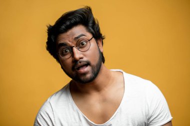 Açık ağız ile Hint yakışıklı şarkıcı