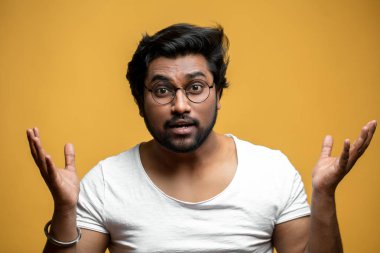 Hint öğrenci yükseltilmiş silah ile bir şeyler açıklamaya