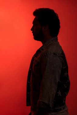 yan profil Hintli adam kırmızı zemin üzerine izole kapatmak