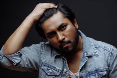 saçları dokunmadan çekici seksi adam