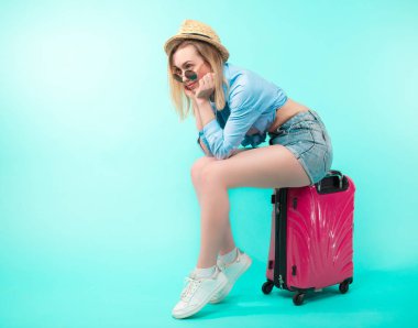 yan görünümü fotoğraf genç güzel sarışın kızın tren bekliyorsun kapatın