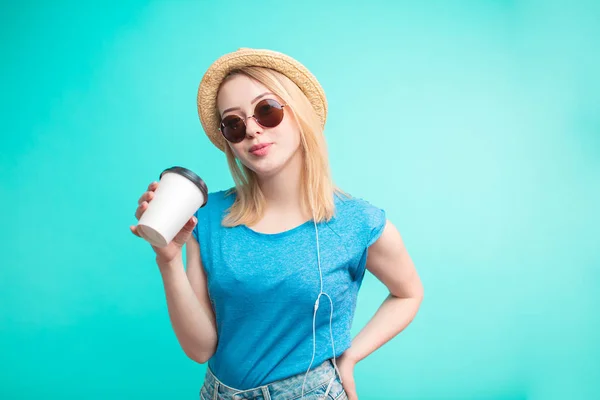 Chica de moda con café. mujer joven bebiendo café mientras viaja — Foto de Stock