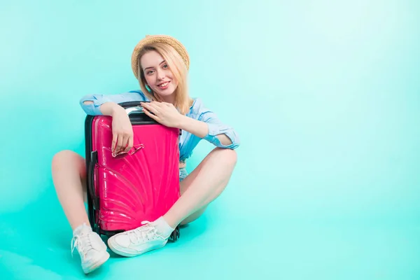 Estudiante guapo con maleta rosa — Foto de Stock