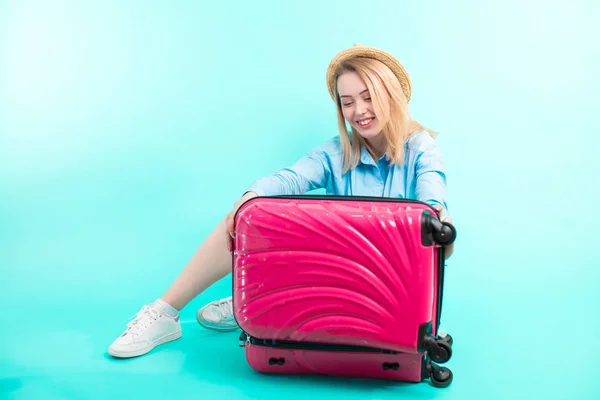 Alegre chica va a cerrar su equipaje — Foto de Stock