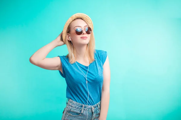 Glamour chica en gafas de sol posando a la cámara — Foto de Stock