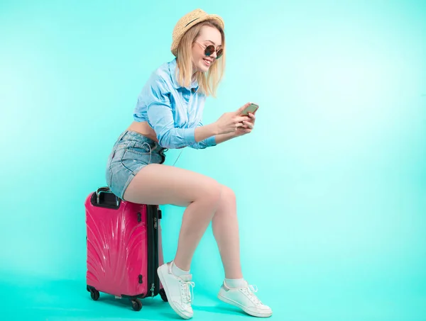 Agradable mujer de pelo justo usando su teléfono celular — Foto de Stock