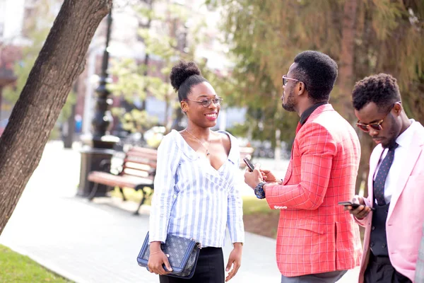 Moda cara bonito está falando sobre seus sentimentos para menina bonita africana — Fotografia de Stock