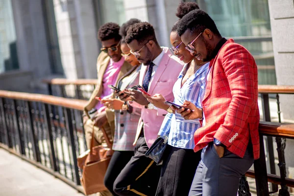 Gente de negocios usando su gadget en la calle —  Fotos de Stock