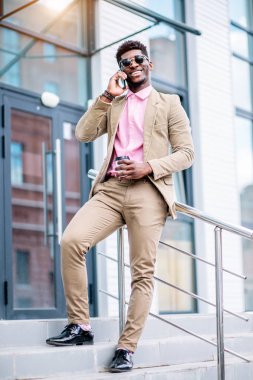 neşeli yakışıklı avukat sokak istemcilerde danışmanlık