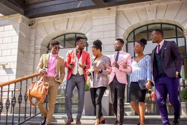 Vriendelijke studenten zijn naar beneden de trap — Stockfoto