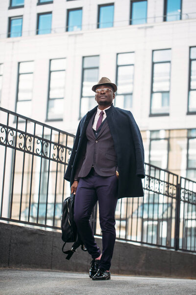 крупным планом фото элегантного прохожего
