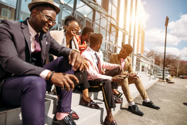 Artistas africanos positivos gastando tempo na rua — Fotografia de Stock