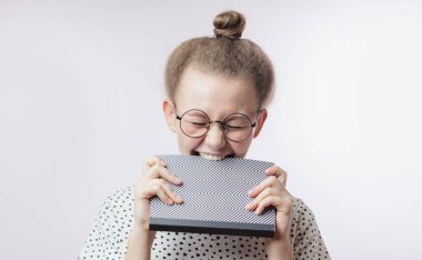 deli öğrencisi kitap tatmak çalışıyor