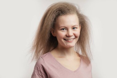 adil kabarık saçlı neşeli sevimli kız