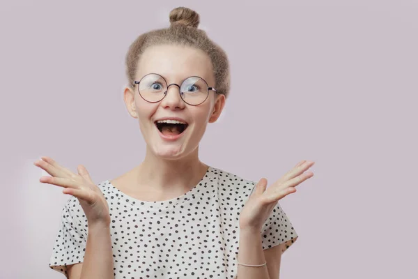 Bella donna bionda che ha visto abito alla moda nel centro commerciale — Foto Stock