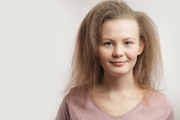 Молода приємна модель з кучерявим пухнастим волоссям — стокове фото