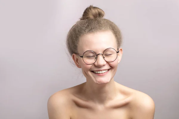 Alegre agradable chica con los ojos cerrados en gafas — Foto de Stock