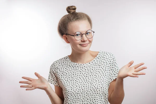 Willkommen. unsichere junge nette Frau mit erhobenen Armen — Stockfoto