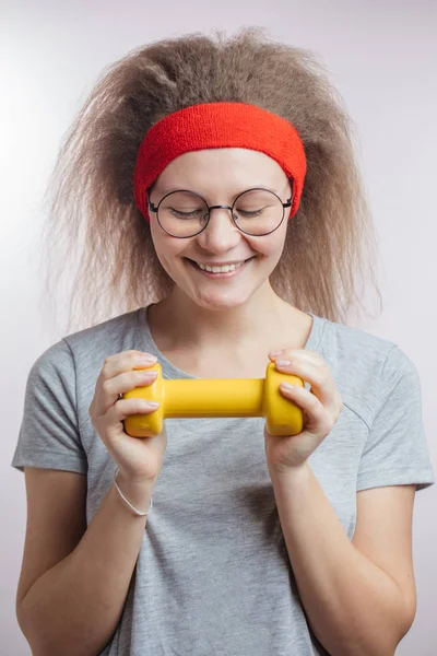 Attraktives Mädchen wird mit Hantel isoliert weißen Hintergrund trainieren — Stockfoto