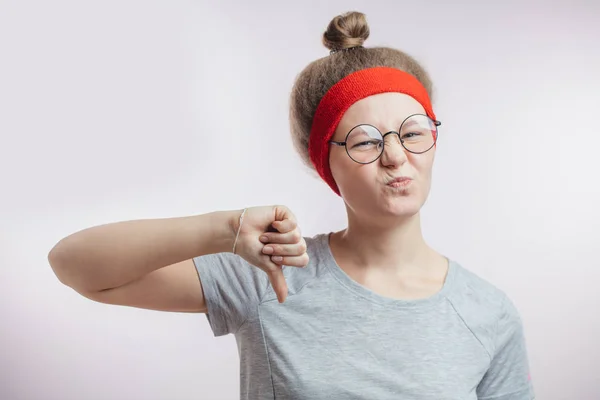 Giovane atleta femminile che mostra un gesto negativo.yuk.express antipatia — Foto Stock