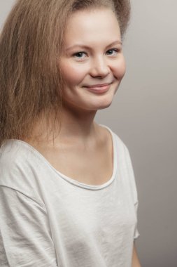 yan görünümü fotoğraf gülümseyen hipster komik saçlı kapatın