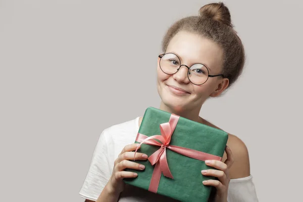 Una mujer guapa le va a dar un regalo a un colega —  Fotos de Stock