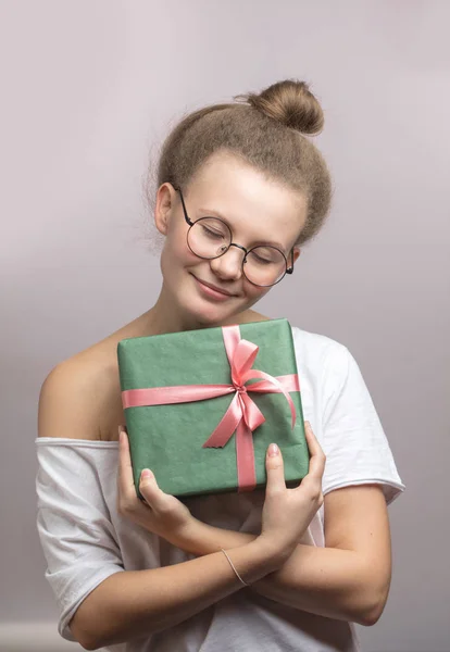 Καλύτερο δώρο concept.young γυναίκα με ξανθά μαλλιά αγκαλιάζει το κιβώτιο δώρων — Φωτογραφία Αρχείου