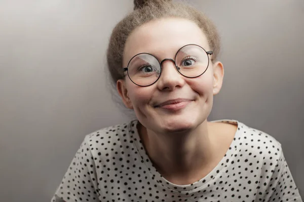 Primer plano retrato de chica loca con haibun mullido con gafas — Foto de Stock
