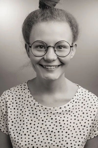 Μαύρο και άσπρο φωτογραφία. νεαρή γυναίκα σε στρογγυλά γυαλιά κοιτάζοντας την κάμερα — Φωτογραφία Αρχείου