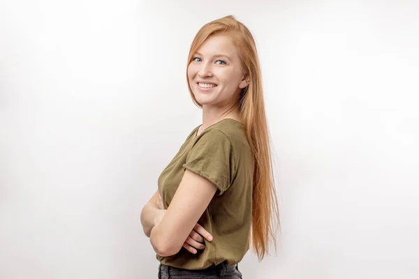 Великолепная девушка с красивыми длинными рыжими волосами, смотрящая в камеру — стоковое фото