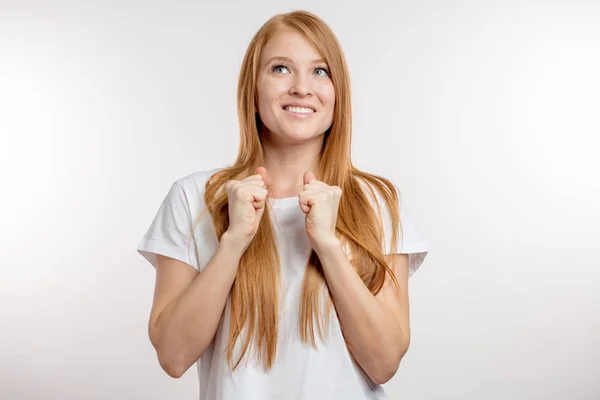 Mooi dolblij meisje is het verhogen van gebalde vuisten — Stockfoto