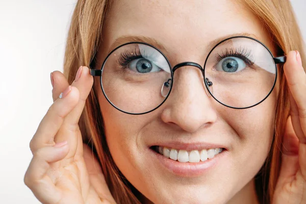 Pelirroja chica con expresión feliz en gafas —  Fotos de Stock